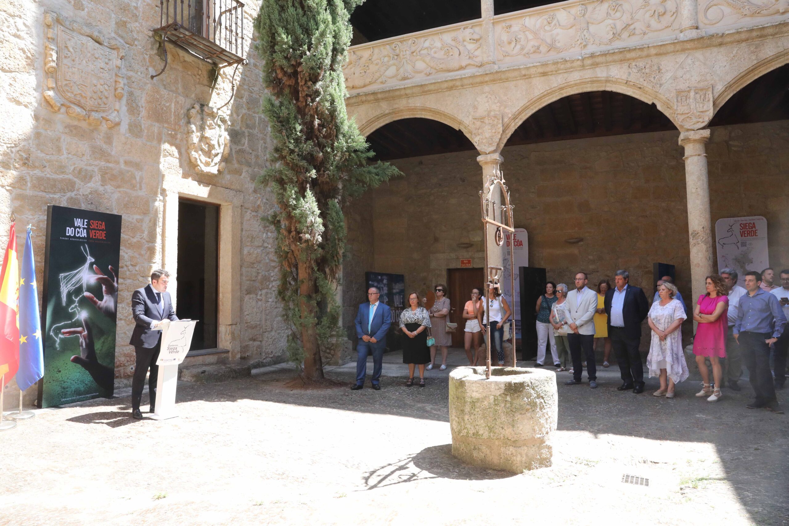 Autoridades de España y Portugal arropan a Siega Verde en la inauguración de su exposición sobre los grabados paleolíticos