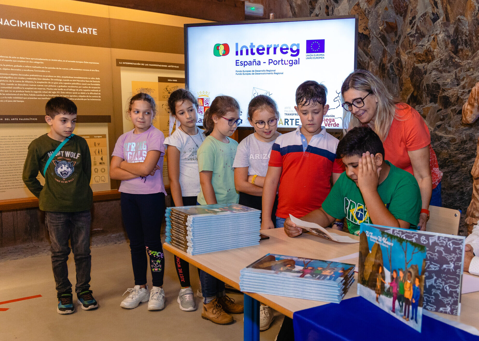 La Junta de Castilla y León presenta ante escolares de España y Portugal el cuento sobre el Valle Paleolítico de Siega Verde y el Côa