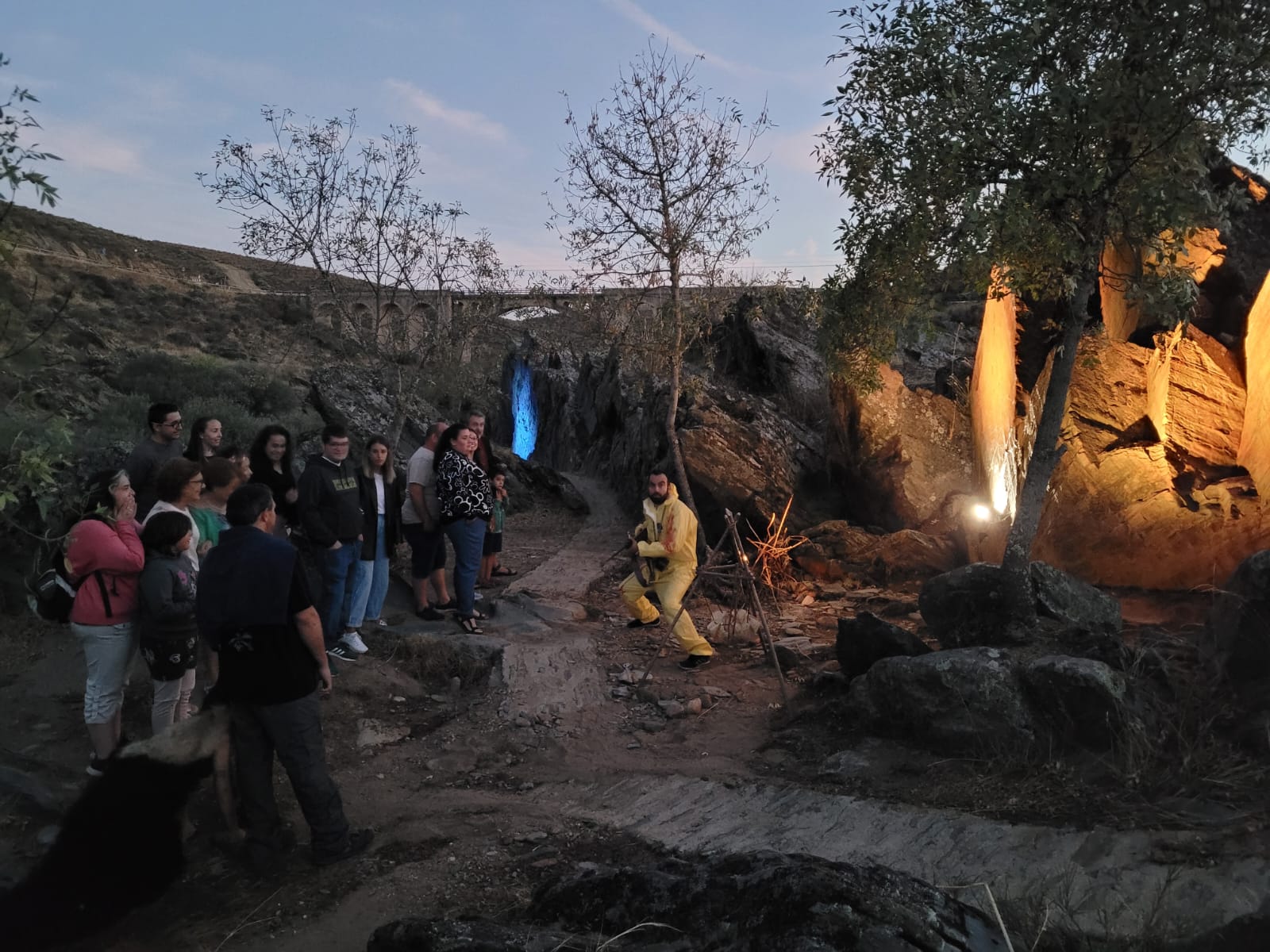 Un viaje al pasado desde el futuro: las visitas teatralizadas seducen al público de Siega Verde
