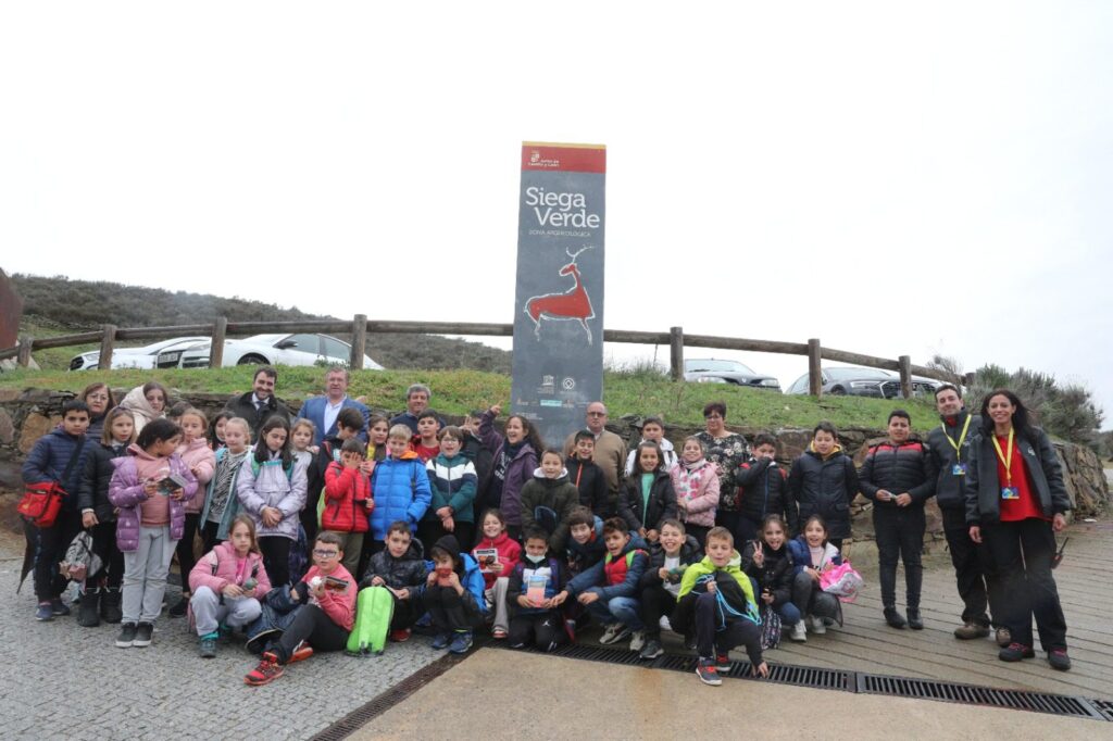 Visita de los escolares del CEIP San Francisco de Ciudad Rodrigo, que posan junto los los patronos y trabajadores de la Fundación Siega Verde
