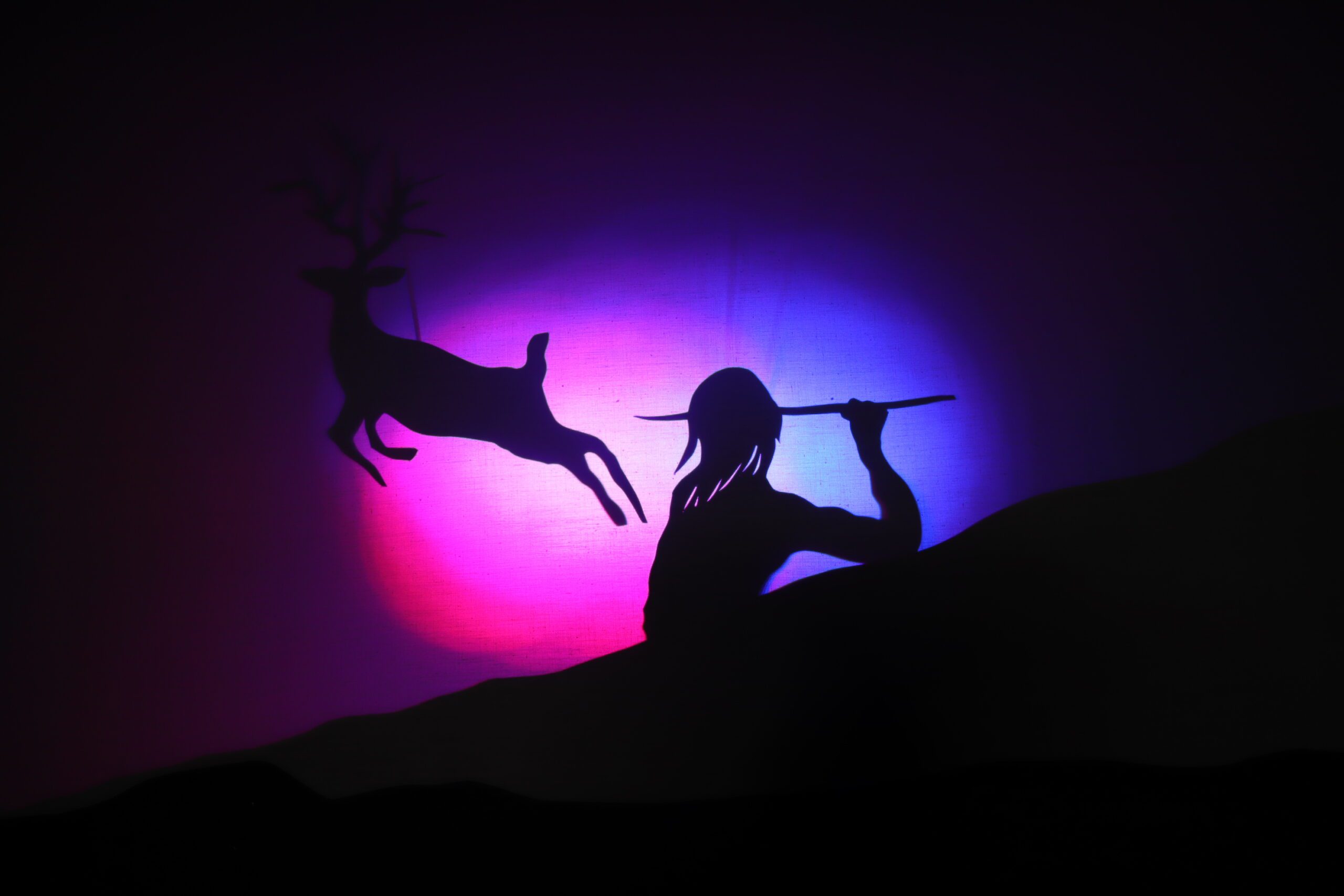 «Huellas de piedra», la nueva obra de teatro para viajar a Siega Verde a través de sombras, luces y sonidos