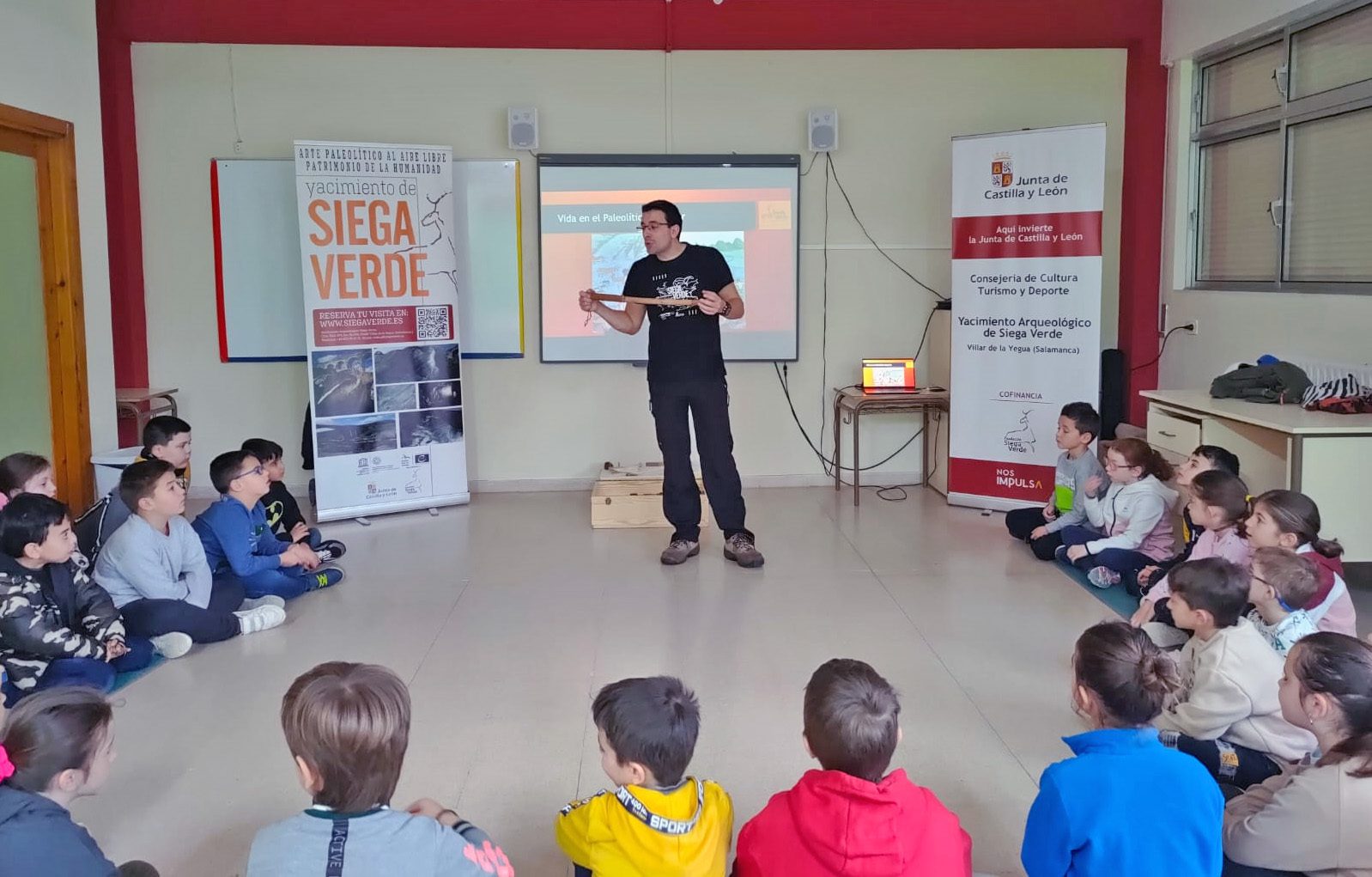 La Fundación Siega Verde lleva el arte rupestre a los coles salmantinos