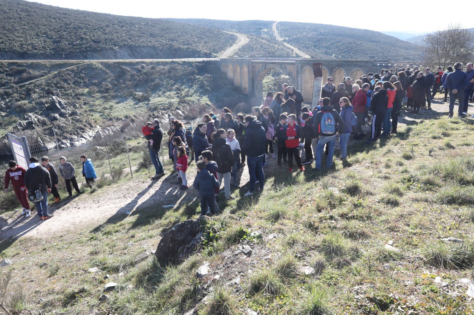 Turistas de Cáceres, Ávila, Lisboa o Salamanca acuden en masa a Siega Verde para disfrutar de la jornada cultural y deportiva