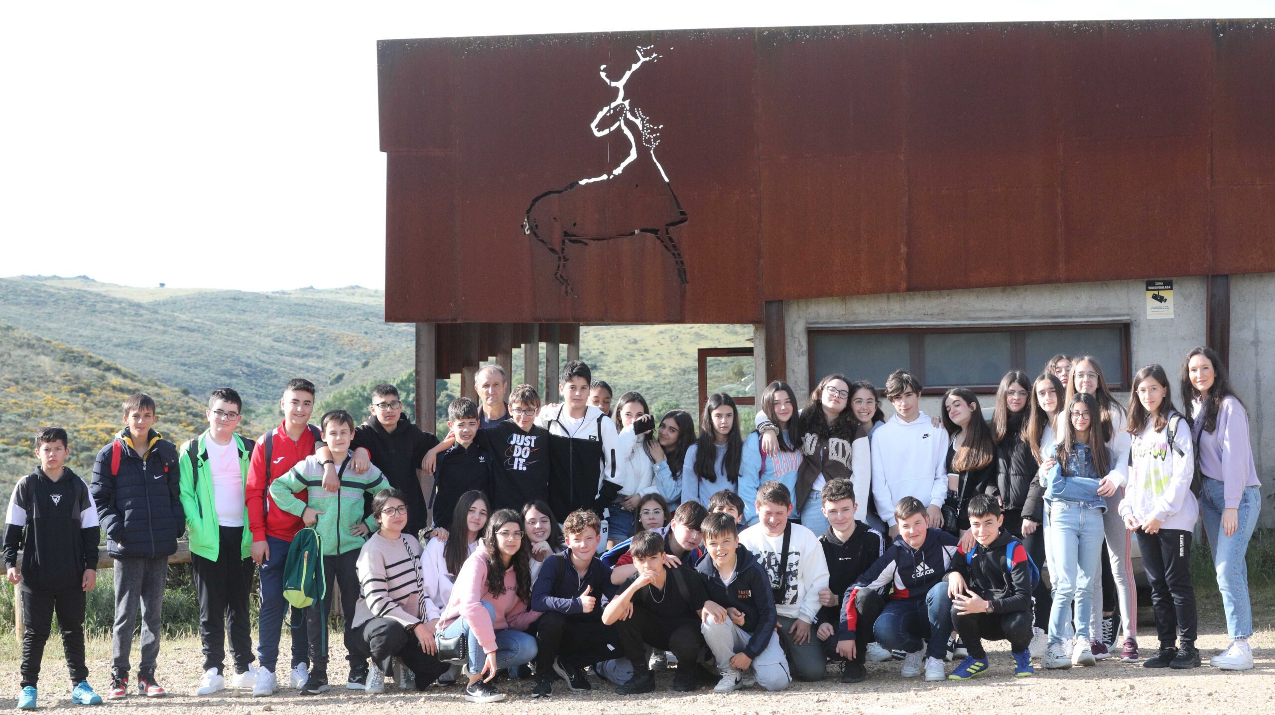 Visita a Siega Verde del IES Ramos del Manzano: «Es la manera de que lo que trabajamos en clase quede grabado en su mente»