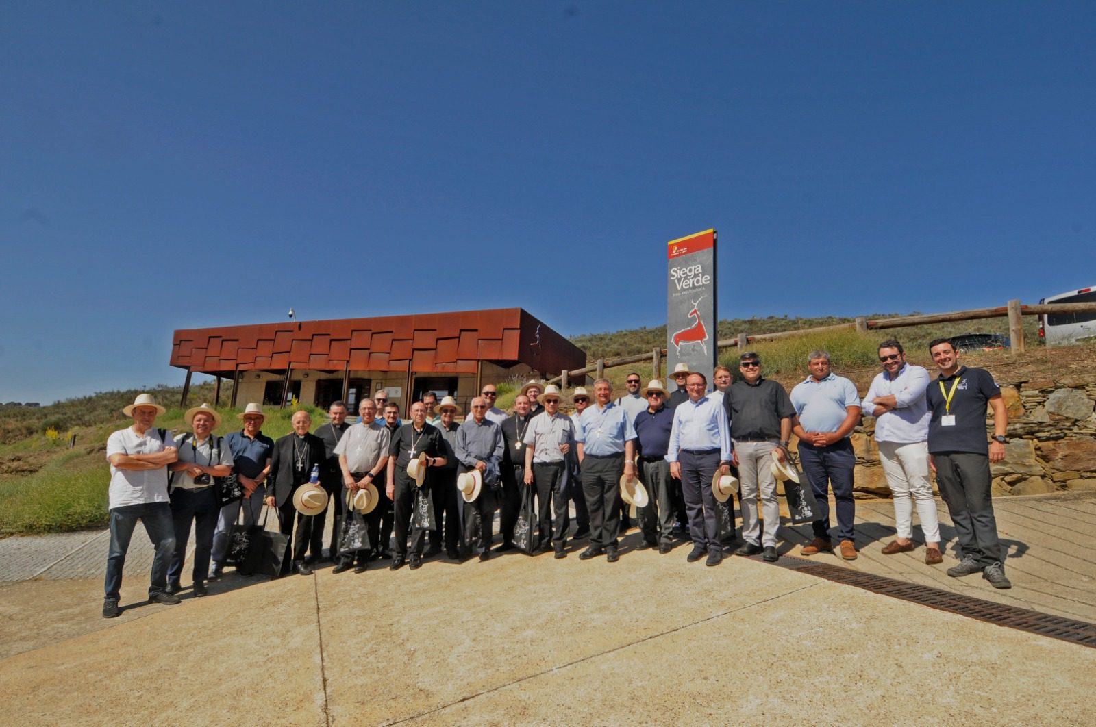 Los obispos de Castilla y León, grandes embajadores de Siega Verde tras la visita al Yacimiento