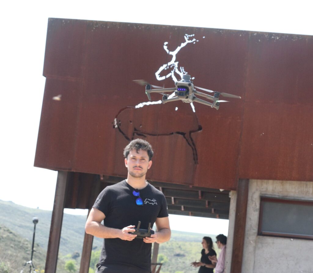 Expertos de la Unversidad de Salamanca durante un vuelo de drone en Siega Verde