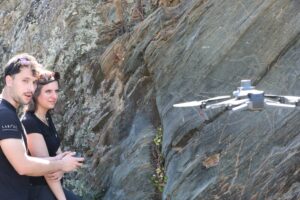 Expertos de la Unversidad de Salamanca durante un vuelo de drone en Siega Verde