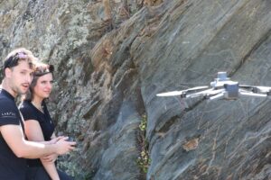 Expertos de la Unversidad de Salamanca durante un vuelo de drone en Siega Verde